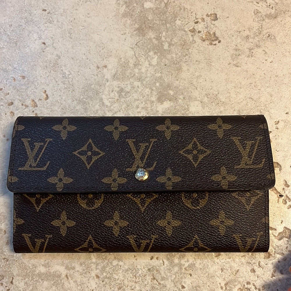 LV long wallet in a good condition